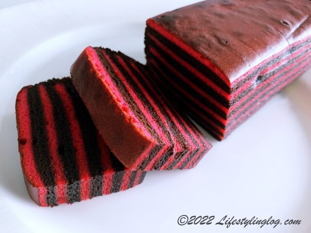 ストロベリー＆チョコレートフレーバーのサラワクのレイヤーケーキ（Kek Lapis Sarawak）