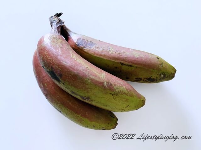 完熟する前の紫色と緑色をしたレッドバナナ