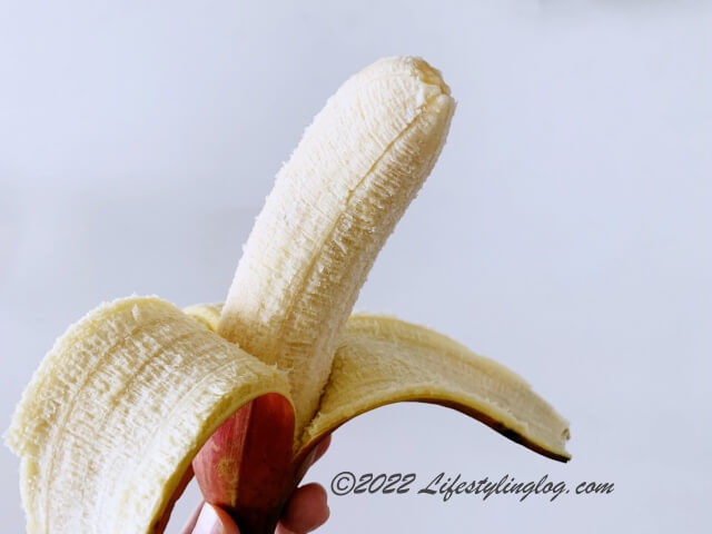 皮を剥いたレッドバナナ