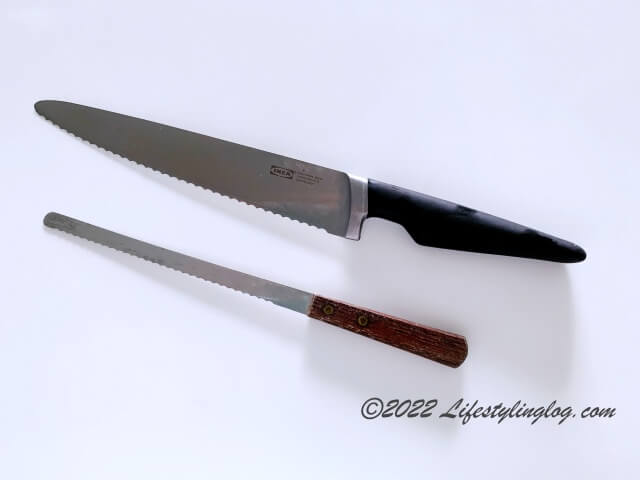 VARDAGEN（ヴァルダーゲン）のパンナイフと細めのパン切りナイフの比較
