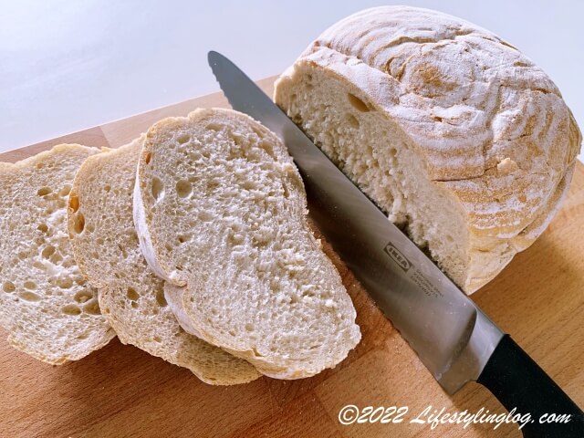 IKEAのパン切りナイフでパンをスライスしているところ