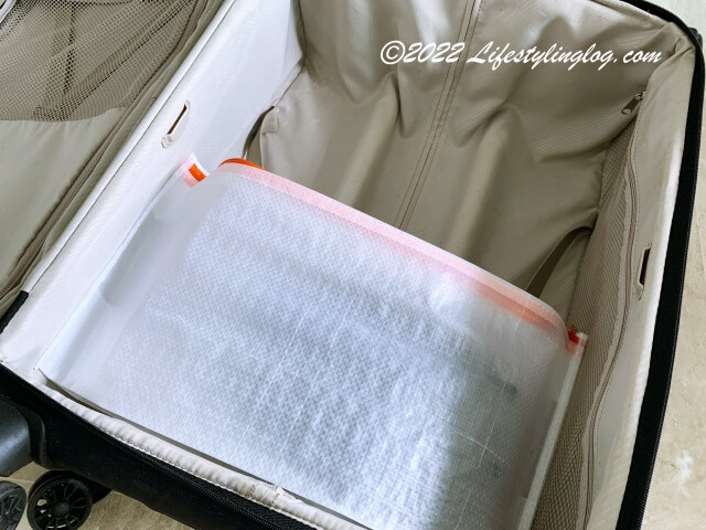 スーツケースに入れたIKEAペルクラのシューバッグ