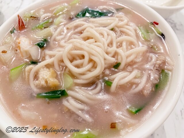 14種類の食材が使われた莆田の福建紅菇海鮮滷麵（Fujian Red Mushroom Seafood Lor Mee）