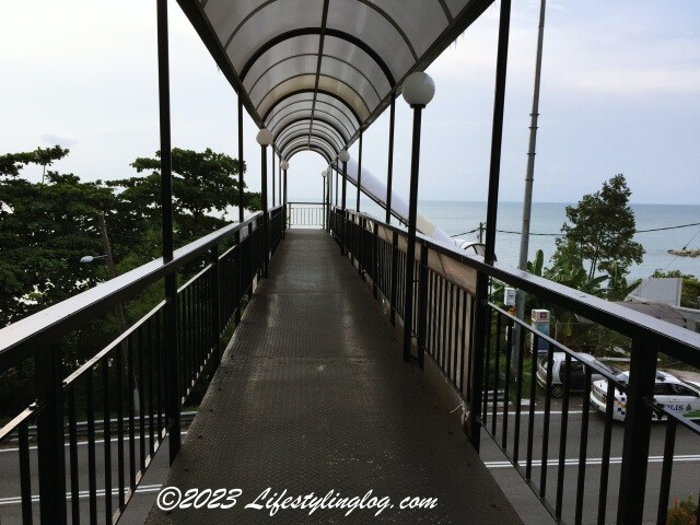 DoubleTree Resort by Hilton Penang（ダブルツリーリゾートバイヒルトンペナン）とビーチを結ぶ歩道橋