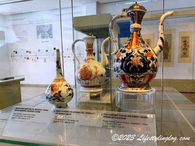 マレーシア・イスラム美術館（Islamic Arts Museum Malaysia）に展示されている伊万里焼をモチーフにした陶器