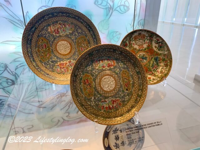 マレーシア・イスラム美術館（Islamic Arts Museum Malaysia）に展示されている広東スタイルの陶器のお皿