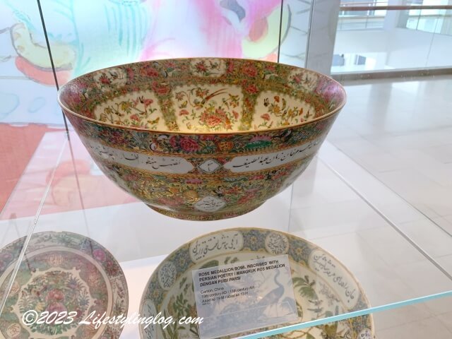 マレーシア・イスラム美術館（Islamic Arts Museum Malaysia）に展示されている蝶々や鳥が描かれている広東スタイルの陶器
