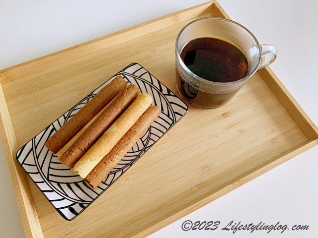 コーヒーとお菓子をのせたIKEAのOSTBIT（オストビット）竹製トレイ