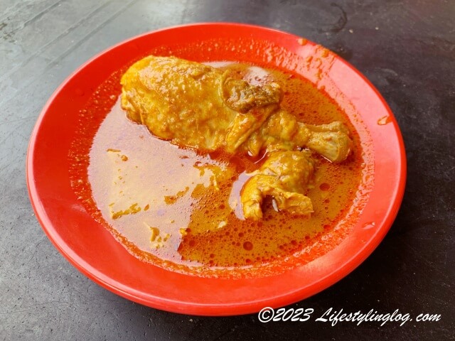ロティジャラと一緒に食べることが多いマレーシアのチキンカレー（Kari Ayam）