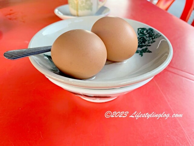殻つきのHalf Boiled Egg（ハーフボイルドエッグ）