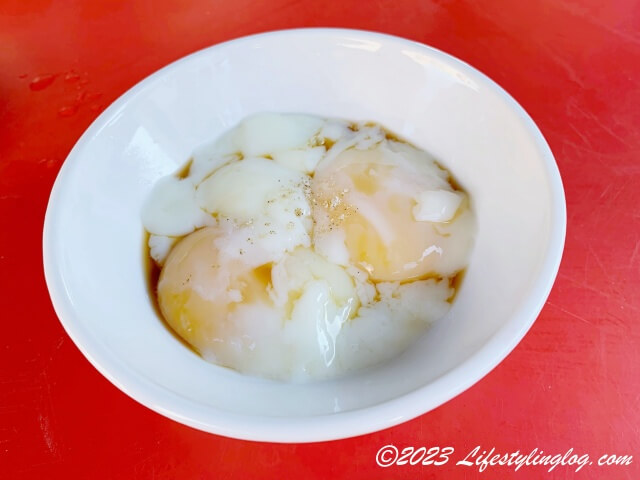 胡椒と醤油を加えたHalf Boiled Egg（ハーフボイルドエッグ）
