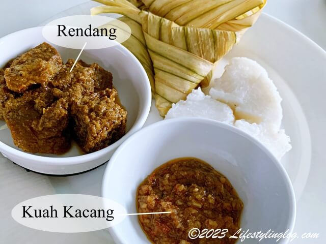 Redang（ルンダン）やKuah Kacang（クアカチャン）と一緒に食べるKetupat