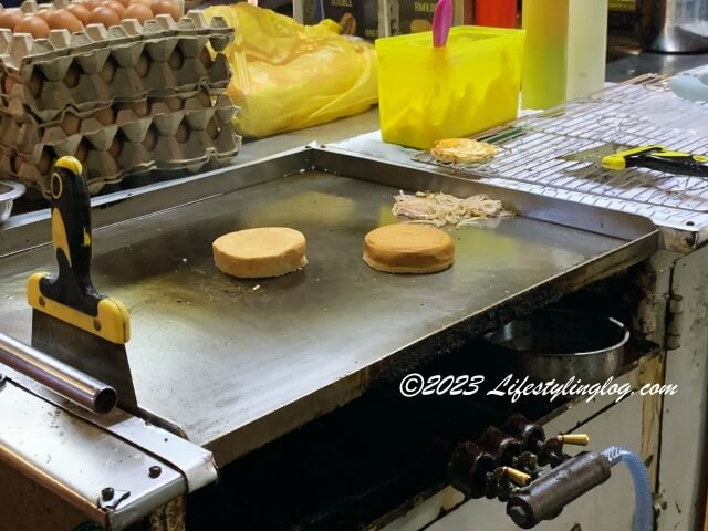 Ramly Burger（ラムリーバーガー）のお店でバンズを温めているところ