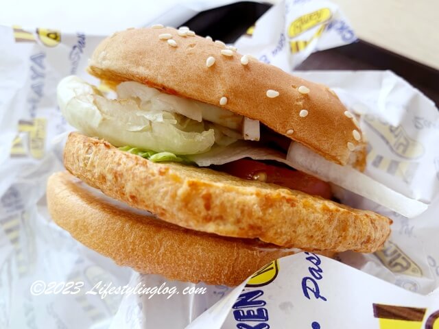 Ramly Burger Kiosk @ Axiata Arenaのチキンラムリーバーガー