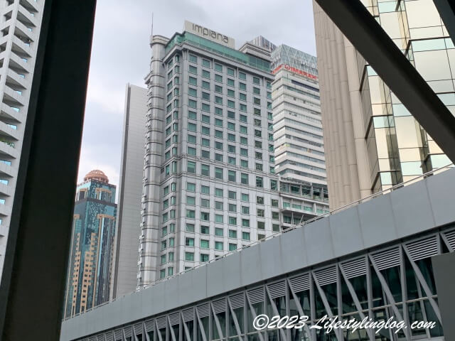 KLCC-Bukit Bintang Walkwayから見えるインピアナホテル