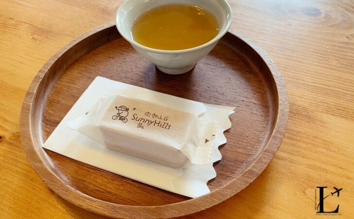 サニーヒルズの店舗で提供される試食用のパイナップルケーキとお茶