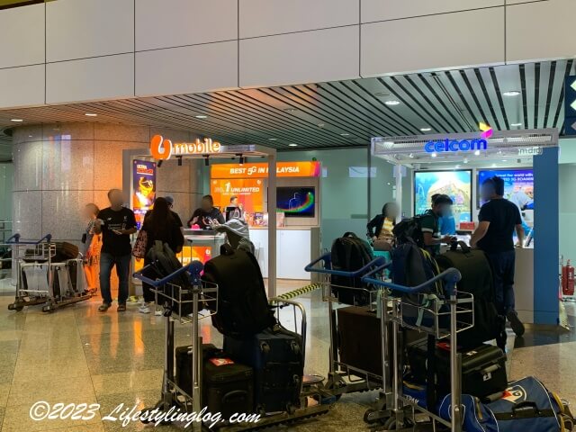 クアラルンプール国際空港の到着ホールにあるCelcomとU-mobile