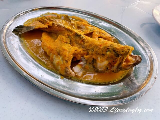 ランカウイ島のシーフードレストランで注文したニョニャスタイルの魚料理