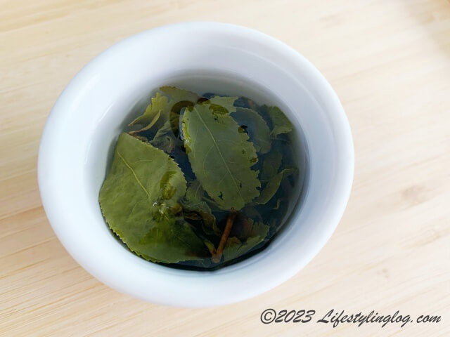 大禹嶺の茶葉でお茶を淹れているところ