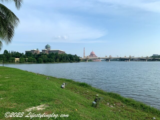 プトラジャヤ植物園（Taman Botani Putrajaya）から見えるピンクモスクとプライムミニスターオフィス