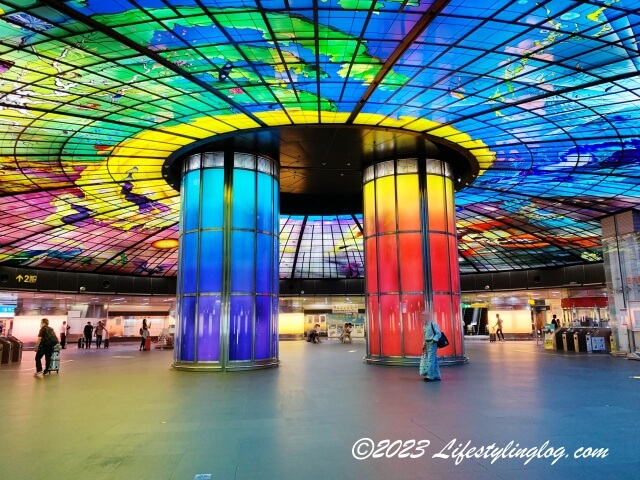 台湾の美麗島駅で行われる光のショーの時間