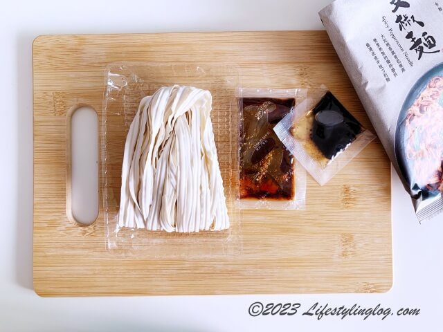 賈以食日（Chia Yi Shi Ri）の雙椒麵の内容物