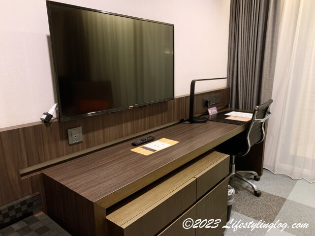 レイクショアホテル台南の客室にあるテレビとデスク