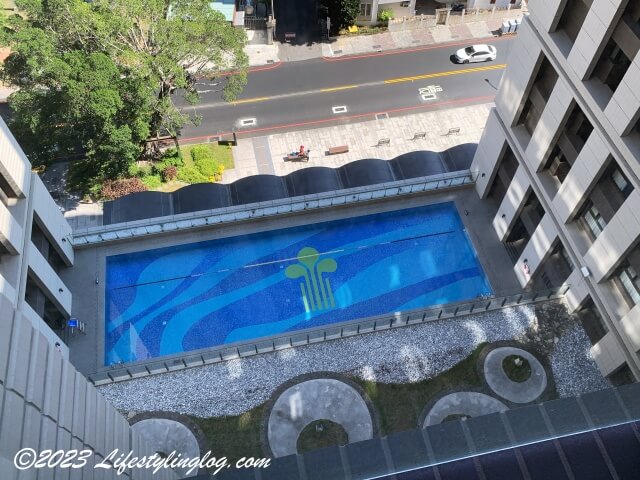 レイクショアホテル台南の客室から見えるプール