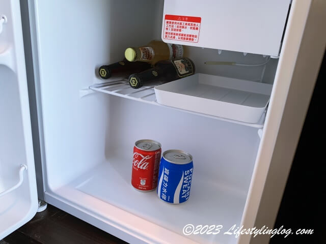 レイクショアホテル台南の客室にある冷蔵庫と飲み物