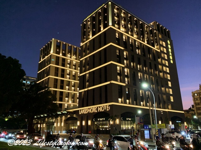 夜のレイクショアホテル台南のホテル外観