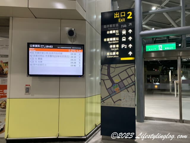 高鉄台南駅の2番出口付近にあるバスに関わる情報を提示する掲示板
