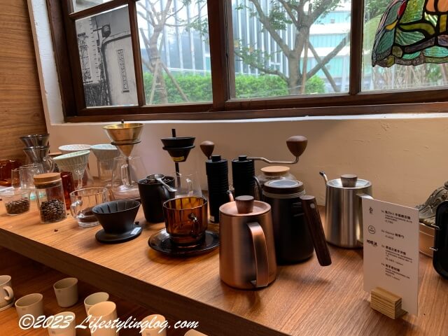 Cama Coffee Roasters豆留文青の店内で販売されているコーヒーグッズ