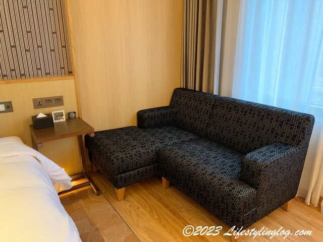 ホテルグレイスリー台北の客室にあるソファ