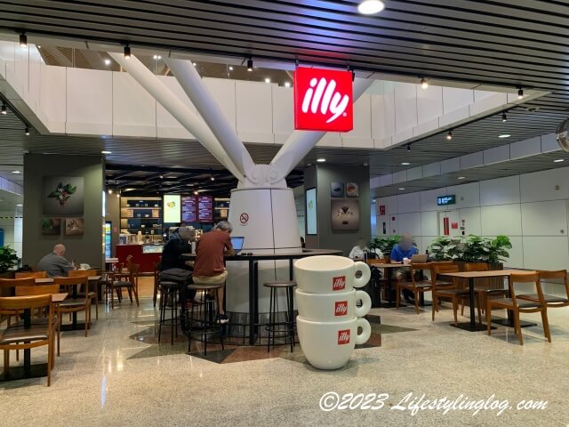 クアラルンプール国際空港ターミナル1のサテライトターミナルLevel 1にあるillyのカフェ