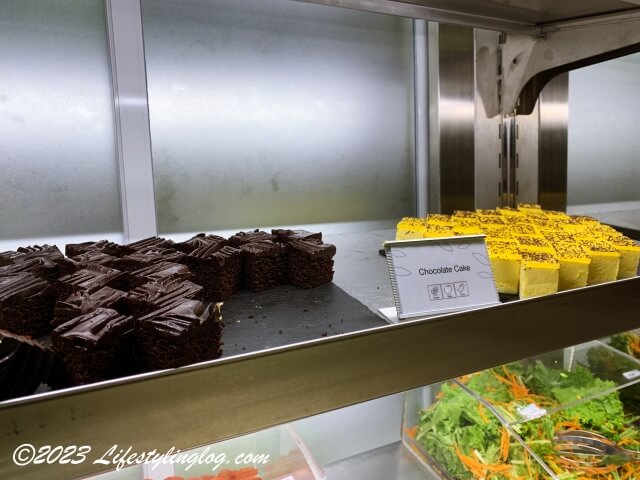 クアラルンプール国際空港ターミナル1のプラザプレミアムラウンジで提供されているケーキ