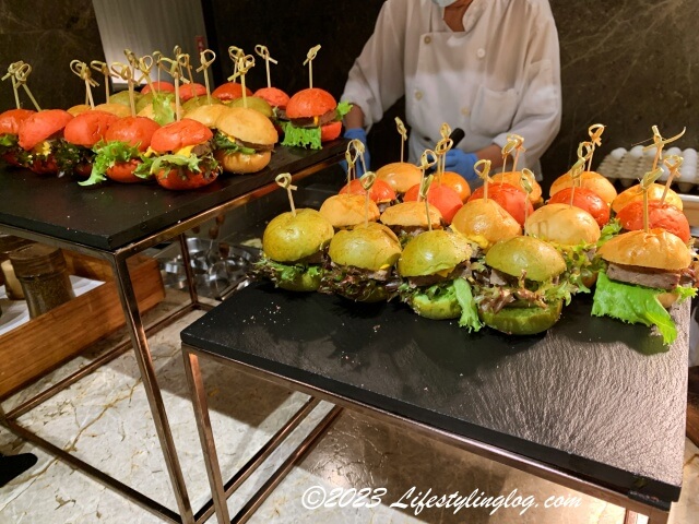 レイクショアホテル台南の朝食のハンバーガー