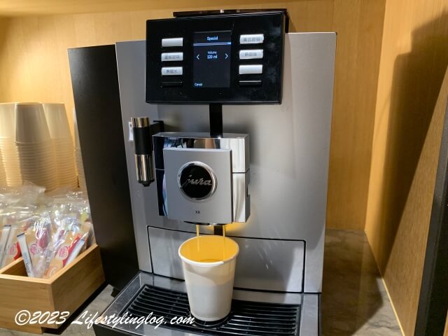 MGH三井ガーデンホテル台北忠孝のラウンジにあるコーヒーマシーンでコーヒーを淹れているところ