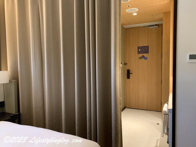 MGH三井ガーデンホテル台北忠孝の客室のバスルームとベッドルームの仕切りに使うカーテン