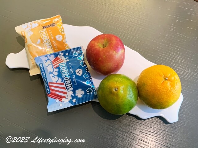 シルクスプレイス台南の客室にある果物やお菓子