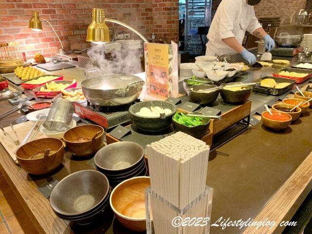 シルクスプレイス台南のウェスタンレストランの朝食会場にある温サラダやオムレツセクション