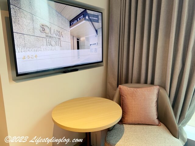 ソラリア西鉄ホテル台北西門の客室にあるテレビとテーブル