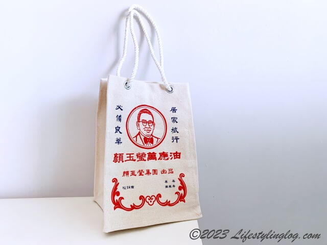 清隆帆布行で購入した萬應紅花油バッグに描かれた白花油の創業者の似顔絵