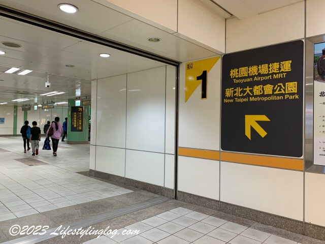 台北MRTの三重駅から桃園MRTの三重駅に乗り継ぐ流れ