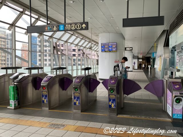 桃園MRT三重駅の改札
