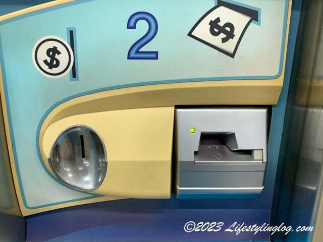 台北MRTのチャージ機の紙幣とコイン投入部分
