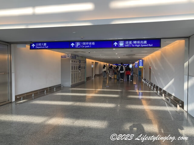 桃園国際空港ターミナル1の到着ホールから桃園MRT駅に繋がる通路