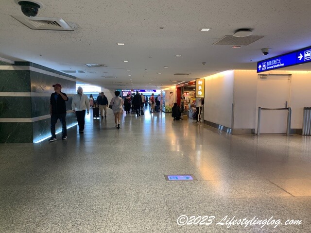 桃園国際空港ターミナル1の到着ホールから桃園MRT駅に向けて歩いているところ
