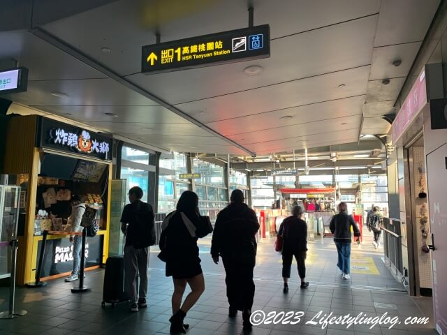 桃園MRTから台湾新幹線の乗り場に続く道