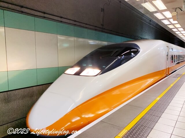 高鉄桃園駅に到着した台湾新幹線