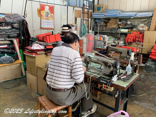 永盛帆布行でオーナーの曾森永さんがバッグを作成しているところ